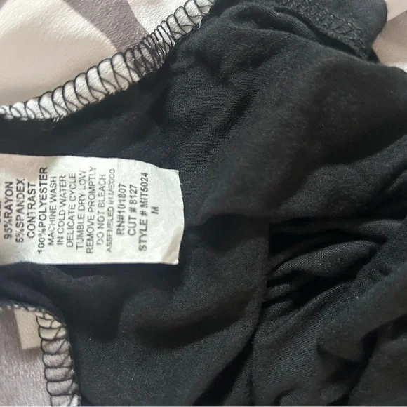 🖤 Espresso Geometric Grid Print Top – Size M - Picture 7 of 8